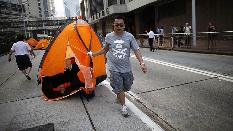 Волнения в Гонконге внешне развиваются по сценарию, к которому российские наблюдатели уже привыкли. Активисты движения Occupy Central чем-то похожи на все и сразу: на Майдан, Тахрир, Occupy Wall Street и даже на Болотную площадь. Гонконгские протесты удобно наблюдать в Instagram и Twitter