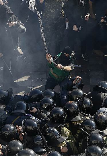 Столкновения украинских радикальных националистов с правоохранительными органами возле здания Верховной рады в Киеве