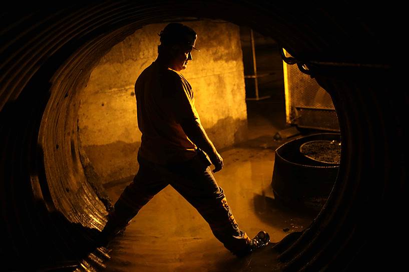 Шахтер в подземном тоннеле угольной фабрики в Гилберте, штат Западная Виргиния, США