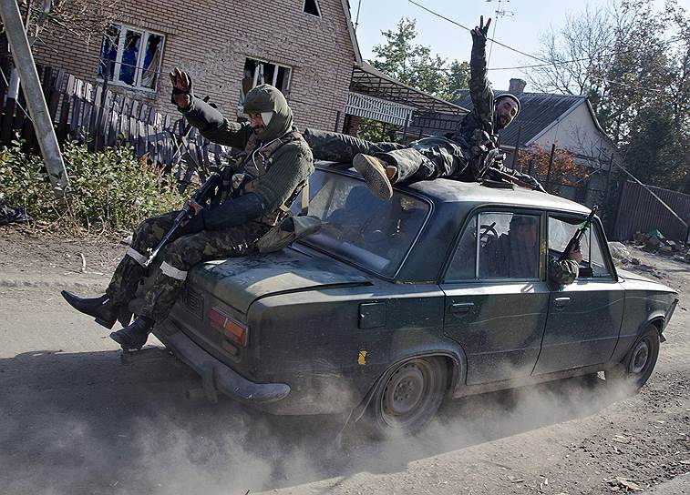 Донецкие повстанцы едут на позиции недалеко от аэропорта 