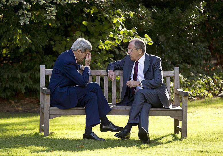 Госсекретарь США Джон Керри и глава МИД России Сергей Лавров беседуют в Париже