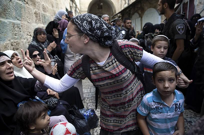 Израильтянка в окружении палестинских женщин на Храмовой горе