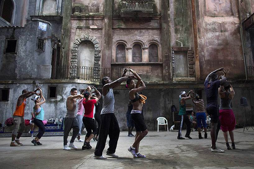 Репетиция танцевальной труппы Deep Roots Dance Company в старом театре в центре Гаваны на Кубе