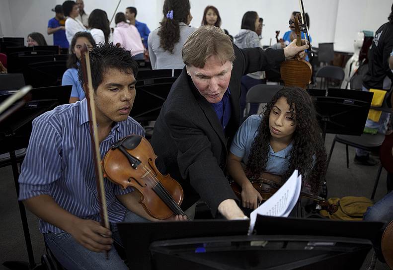 Среди учеников программы есть и свои звезды. Например, Венесуэльский молодежный оркестр имени Симона Боливара, который за последние несколько лет объехал с гастролями всю Европу и США. Другой выдающийся ученик — Густаво Дудамель, один из самых многообещающих молодых дирижеров мира