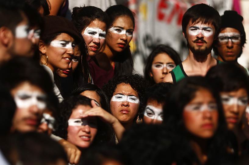 Студенческая акция протеста у здания генпрокуратуры в Мехико. Демонстранты обвиняют сотрудников полиции, якобы связанных с криминальными структурами, в убийстве по крайней мере трех молодых людей и похищении еще 43 во время акций протеста в мексиканском городе Игуала