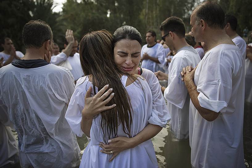 Паломники из Бразилии после обряда крещения в водах реки Иордан в Израиле