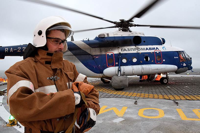 Среди обязанностей стропальщика Максима Дубовиина — обеспечение безопасности взлета и посадки вертолета на МЛСП