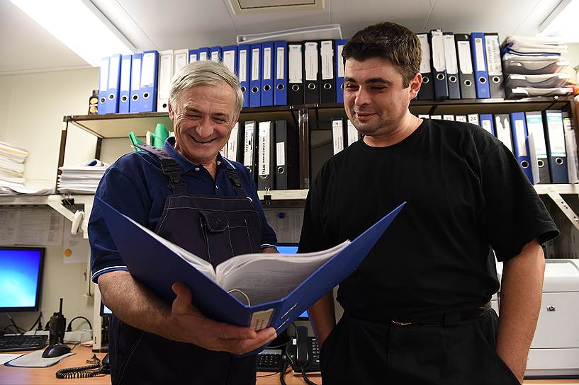 Хатефовы: Станислав Балилович, начальник энергокомплекса, и его сын Олег, инженер по автоматизированным системам управления