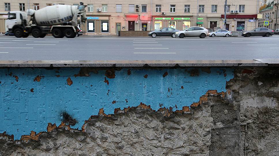 Парапет ремонтируемого подземного перехода в центре Москвы