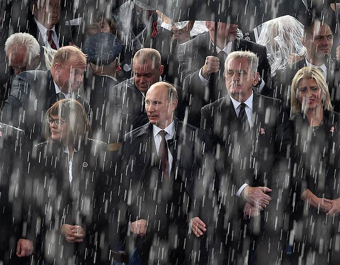 Президент России Владимир Путин (второй слева) и президент Сербии Томислав Николич (второй справа) на военном параде в Белграде, посвященном 70-летию освобождения Белграда от немецко-фашистских захватчиков