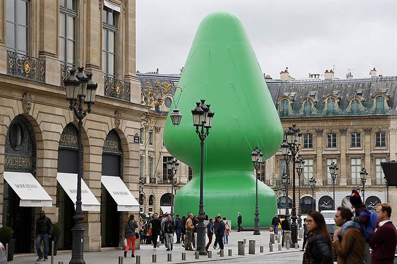 Инсталляция «Елка» американского художника Пола Маккарти на Вандомской площади в Париже