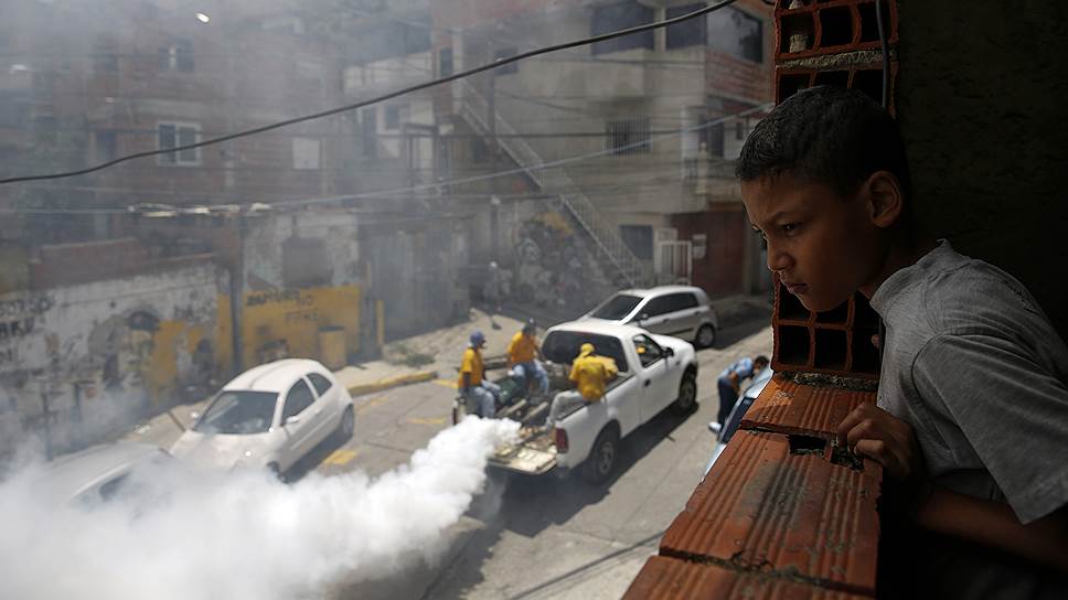 Противомоскитная обработка в трущобном районе Каракаса