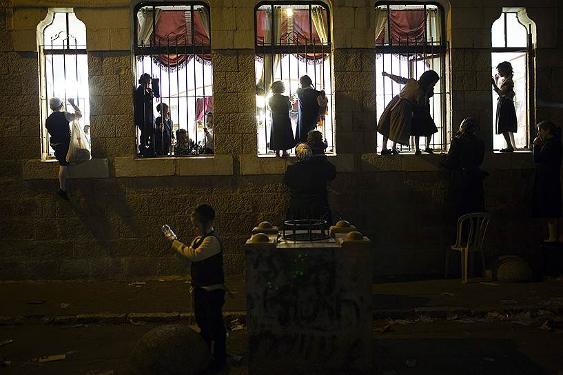 Еврейские дети возле синагоги в Иерусалиме во время религиозного праздника Симхат Тора