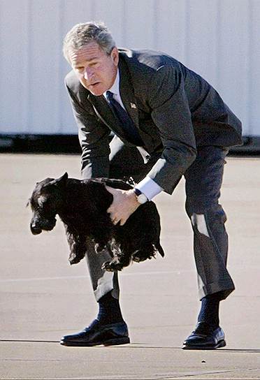 2003 год. Президент США Джордж Буш со своим псом Барни