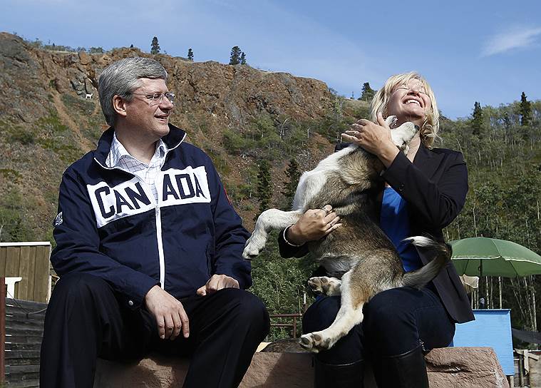 2012 год. Премьер-министр Канады Стефан Харпер и его жена Лорен с собакой