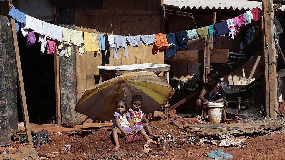 По данным Всемирного банка, беднейшими регионами мира являются страны Африки южнее пустыни Сахара и Южной Азии. За чертой нищеты здесь проживают соответственно 44% и 31% населения. Критических показателей бедность достигла в Замбии — 76%, Нигерии — 71%, Мадагаскаре — 61%, в Танзании — 58% и Гаити — 54%
&lt;br>На фото: дети в бразильских трущобах