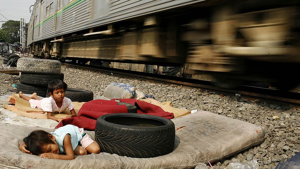 Между тем, по словам экс-главы исследовательского отдела Всемирного банка Мартина Равайона, точка зрения, что бедность является проблемой, которую можно решить без ущерба для экономики, появилась относительно недавно
&lt;br>На фото: дети спят на улице недалеко от трущоб Джакарты в Индонезии