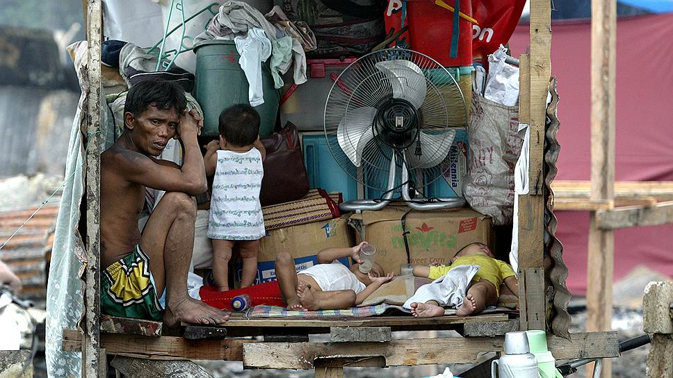 В соответствии с рядом исследований неравный доступ к кредиту означает, что бедные не могут инвестировать в собственное образование или дело оптимальным образом, поэтому общий экономический рост оказывается ниже, чем мог бы быть
&lt;br>На фото: мужчина со своими детьми в Маниле (Филиппины)