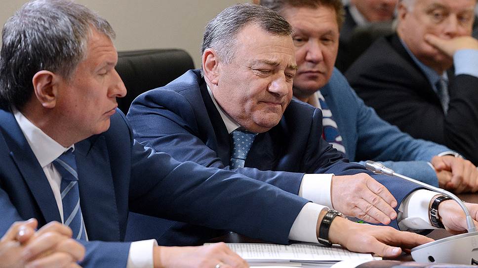 На фото слева направо: президент, председатель правления «Роснефти» Игорь Сечин, бизнесмен Аркадий Ротенберг