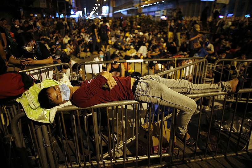 Демонстрант, спящий на баррикадах в Гонконге