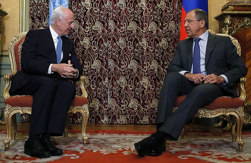 Глава МИД РФ Сергей Лавров (справа) провел переговоры со спецпосланником ООН по Сирии Стаффаном де Мистурой