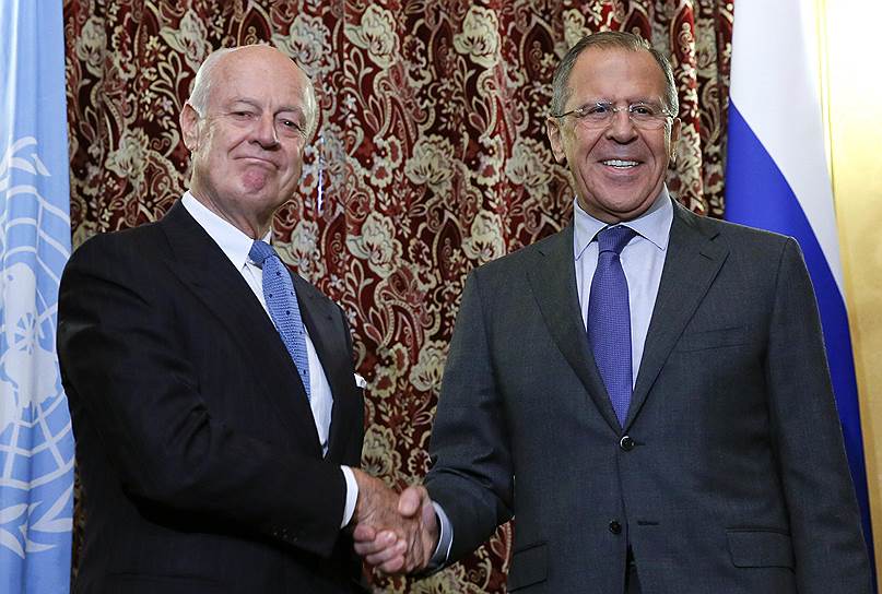 Глава МИД РФ Сергей Лавров (справа) провел переговоры со спецпосланником ООН по Сирии Стаффаном де Мистурой