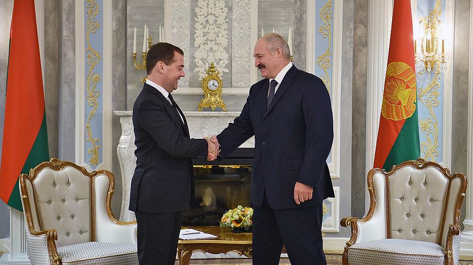 Премьер-министр России Дмитрий Медведев (слева) и президент Белоруссии Александр Лукашенко 