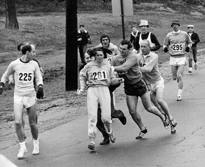 В 1967 году Кетрин Швитцер стала первой женщиной, которая официально пробежала Бостонский марафон. Один из организаторов марафона Джок Семпл потребовал, чтобы она «вернула номер и убиралась к черту с его марафона», и пытался силой увести ее с трассы. Акция Швитцер привела к тому, что в 1972 году женщины все-таки получили право официально участвовать в пробеге по Бостону