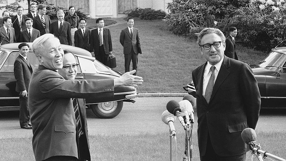 В 1973 году Нобелевская премия за «совместную работу по разрешению вьетнамского конфликта» была присуждена госсекретарю США Генри Киссинджеру (на фото справа), а также  политическому деятелю Северного Вьетнама, возглавлявшему северовьетнамскую делегацию на мирных переговорах в Париже, Ле Дык Тхо, чье настоящее имя - Фан Динь Кхай. В результате их действий было принято соглашение о прекращении огня и восстановлении мира во Вьетнаме 27 января 1973 года. Однако Ле Дык Тхо отказался от награды, объяснив, что «война во Вьетнаме еще не закончена, а премии уже раздают». Действительно, конфликт завершился лишь спустя два года после присуждения миротворцам премии  