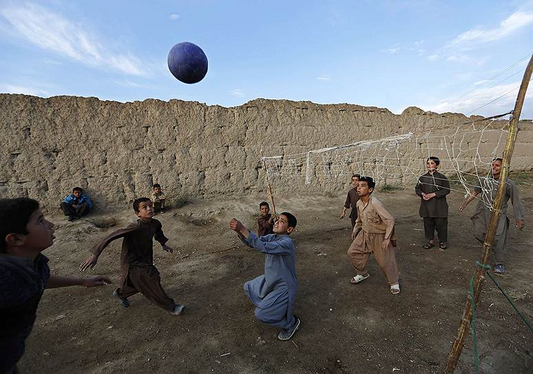 Дети во время игры в волейбол на окраине Кабула, Афганистан