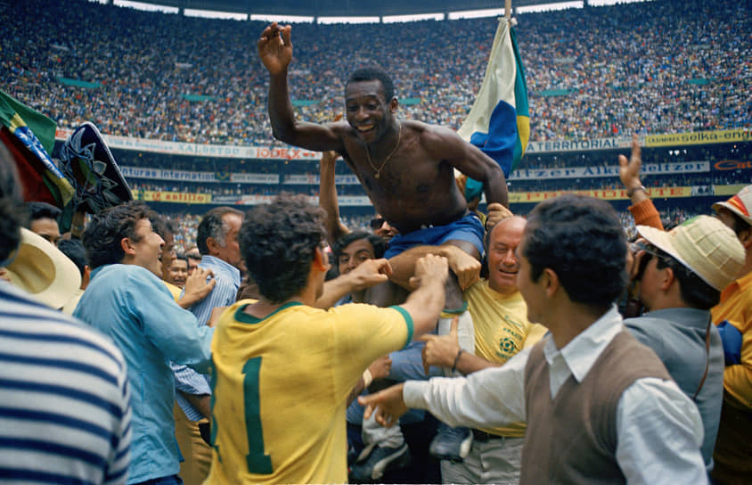 Чемпионат 1970 года (на фото) стал триумфальным для Пеле и бразильской команды. После победы на чемпионате в Мексике Пеле стал единственным в истории игроком, удостоившимся звания чемпиона мира трижды. Из 14 сыгранных им матчей в 12 он забивал голы