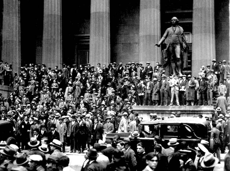 24 октября 1929 года на Нью-Йоркской бирже произошло обвальное падение акций. Этот день вошел в историю как «черный четверг» и дал начало Великой депрессии, поглотившей США, Канаду, Великобританию, Германию и Францию
&lt;br>Люди на ступенях здания казначейства США в «черный четверг»
