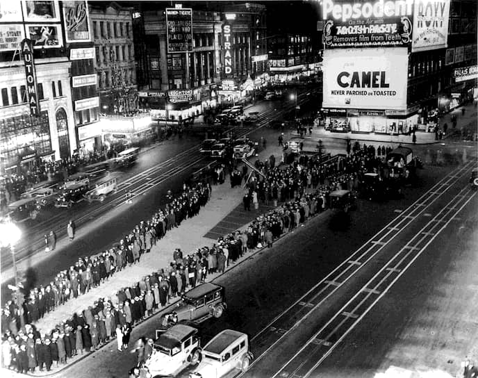 В 1932 году в Детройте прошло шествие голодающих рабочих. Правоохранительные органы жестоко подавили марш: пять человек были убиты, десятки ранены, многие были подвергнуты репрессиям. В крупных городах была организована выдача еды
&lt;br>На фото: очередь в Нью-Йорке за сэндвичами и кофе 