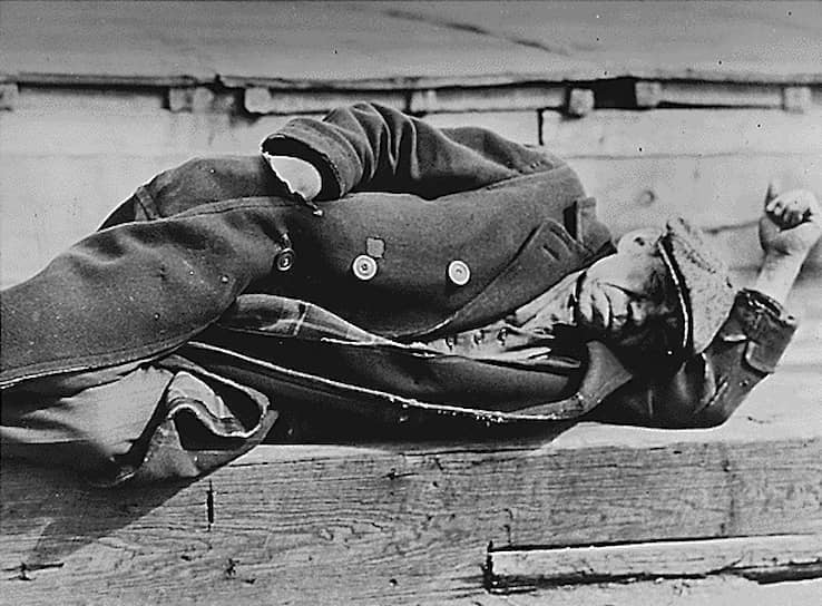 Именно во время Великой депрессии мафиози Аль Капоне набрал популярность в мире простых людей. В начале 1930-х годов он открыл бесплатную столовую. Так как людям просто нечего было есть, они не заботились о том, что едят из рук бандита
&lt;br>На фото: мужчина лежит на пирсе в Нью-Йорке