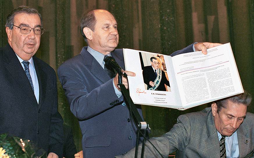 В декабре 2001 года Евгений Примаков был избран главой Торгово-промышленной палаты РФ и сложил с себя полномочия депутата Госдумы