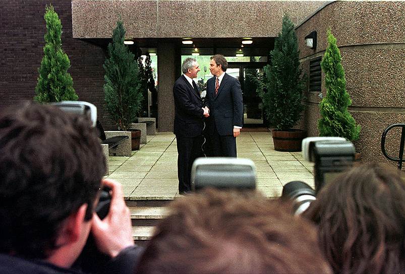 10 апреля 1998 года было подписано Белфастское соглашение о политическом урегулировании конфликта в Северной Ирландии, предусматривавшее создание автономных органов власти. Еще одним важным пунктом договора стало обязательное разоружение военизированных группировок, в том числе ИРА, а также амнистия участников конфликта&lt;br>На фото: премьер-министр Ирландии Патрик Ахерн (слева) и премьер-министр Великобритании Тони Блэр