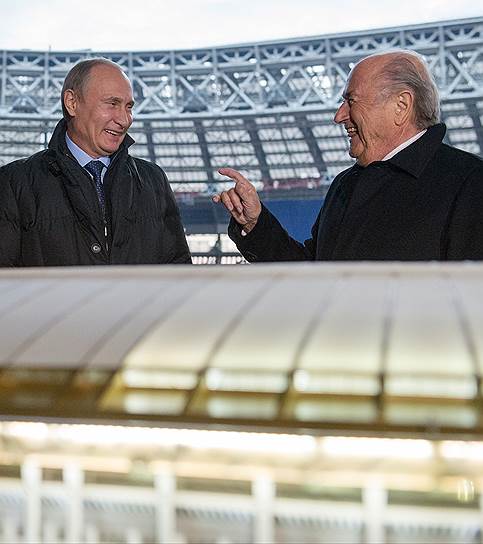 Владимир Путин и президент Международной федерации футбола Йозеф Блаттер во время посещения Большой спортивной арены «Лужники» в Москве