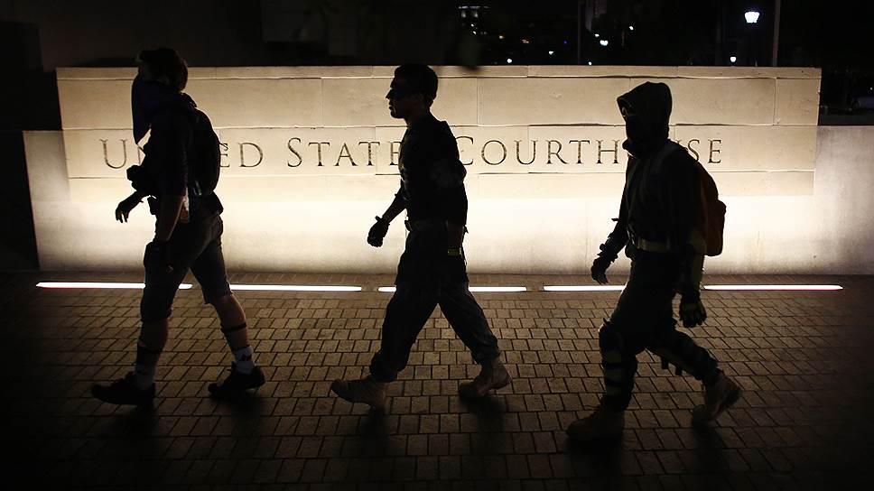 Каждую ночь члены Лиги справедливости патрулируют улицы Сан-Диего
&lt;br>На фото слева направо: Спартанец (Spartan), Павший (Fallen Boy),  Огненный Кулак (Light Fist)