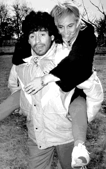 В 1989 году Марадона женился на своей давней подруге Клаудии Вильяфаньи (на фото). Пара развелась в 2003 году, при этом Клаудия осталась агентом футболиста. Было известно о множестве романов женатого Марадоны, в том числе с актрисами Лореданой Берте и Хизер Паризи. С 2005 года Марадона несколько лет встречался с учительницей физкультуры Вероникой Охедой, а в 2014 году он сделал предложение своей новой возлюбленной, 23-летней футболистке Росио Оливе. Но в том же году пара рассталась — Диего обвинил возлюбленную в краже