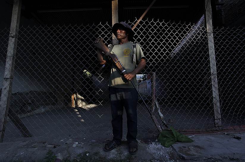 В Мексике действуют отряды вигилантов (от испанского vigilante, бдительный) — добровольцев, обеспечивающих порядок на улицах, неуверенных в силах полиции, которая, по их мнению, находится в сговоре с местными бандитами
