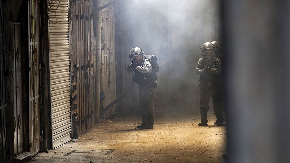 Израильские полицейские во время столкновений с палестинцами в старом Иерусалиме 