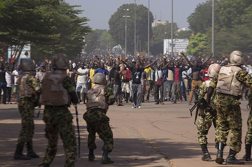 Антиправительственная акция в Уагадугу, столице Буркина-Фасо. Протестующие подожгли здание парламента и захватили местную телестанцию в знак протеста против изменений в конституции, которые позволят президенту Блэзу Компаоре еще пять лет оставаться у власти