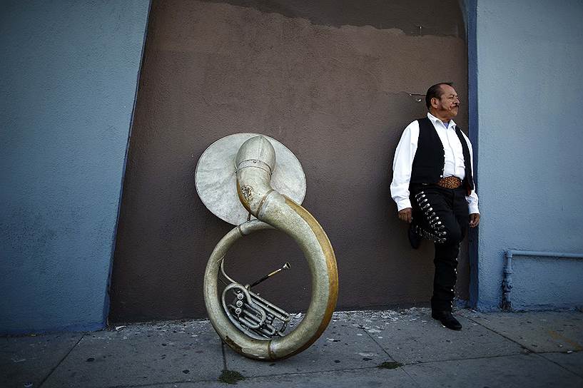 Мексиканский музыкант перед концертом в Лос-Анджелесе, штат Калифорния