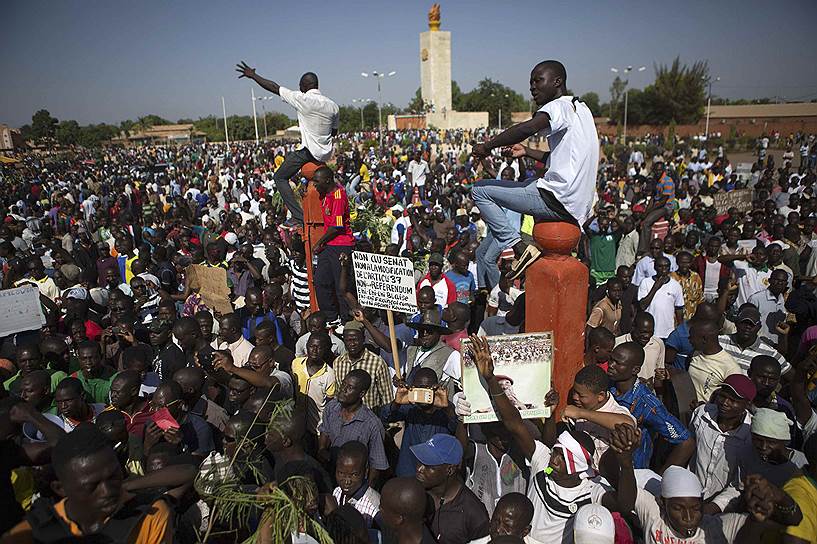 На прошлой неделе правительство Буркина-Фасо объявило о намерении провести референдум с целью внесения поправок в конституцию, которые позволили бы Компаоре баллотироваться на новый президентский срок

