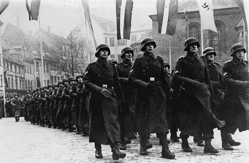 1942 год. Назначенные немцами на оккупированной территории Латвии генеральные директора самоуправления приступают к обсуждению вопроса о создании латышского легиона