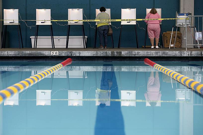 Лос-Анджелес, США. Избирательный участок в одном из плавательных бассейнов города