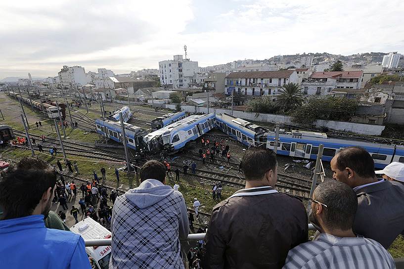Алжир. Местные жители наблюдают за работой спасателей на месте аварии поезда в столице страны