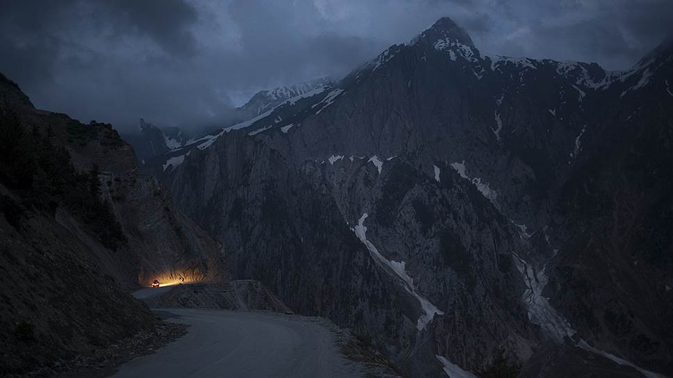 Провинция Кашмир, Индия. Автомобиль на серпантине дороги у перевала Зоджи-Ла в Гималаях