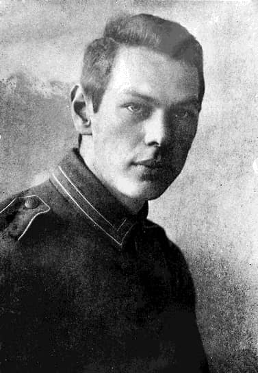 С началом Первой мировой войны Зорге бросил училище и отправился добровольцем на фронт. Он был тяжело ранен и прооперирован, из-за чего одна нога стала короче другой на несколько сантиметров, что вызвало хромоту