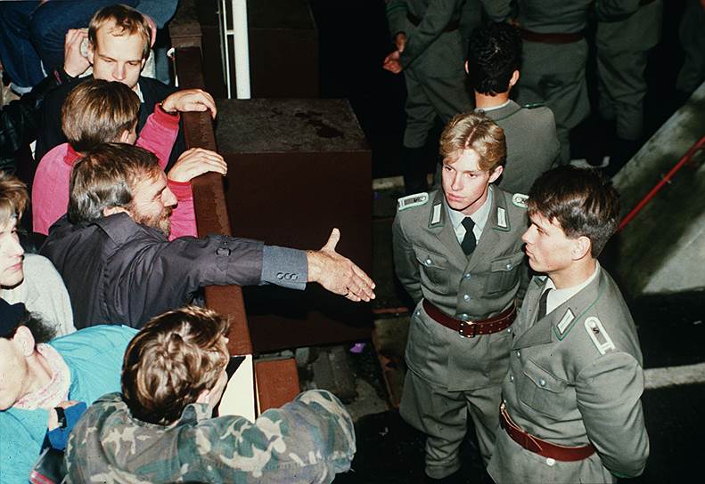 1989 год. Падение Берлинской стены — укрепленной государственной границы Германской Демократической Республики (ГДР) с Западным Берлином